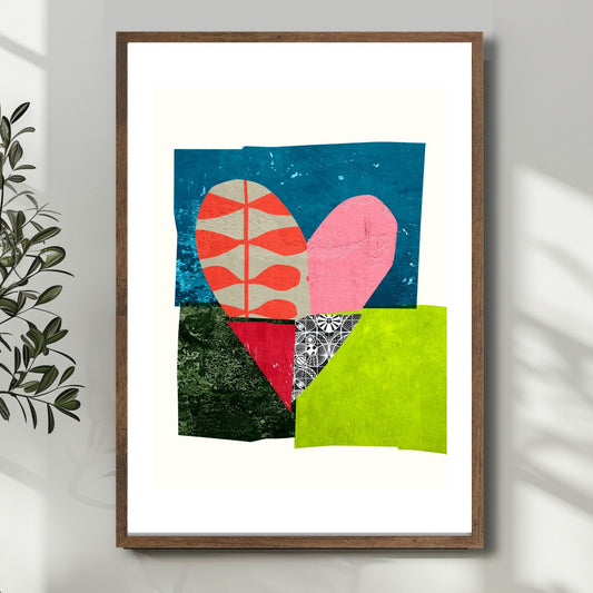 Colorful Heart Collage, en abstrakt plakat som kombinerer levende fargetoner og dristige former i et unikt hjerte-design. Illustrasjon viser plakat i en mørk ramme.
