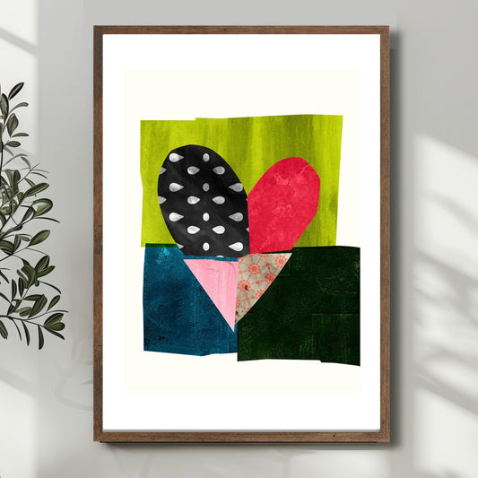 Colorful Heart Collage, en abstrakt plakat som kombinerer levende fargetoner og dristige former i et unikt hjerte-design. Illustrasjon viser plakat i en mørk ramme.