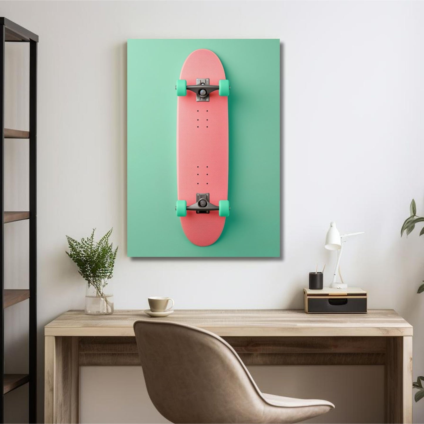 Denne stilfulle plakaten og lerretet bringer moderne kunst til liv med sitt grafiske design. Motivet viser undersiden av en rosa skateboard med grønne hjul, mot en lys grå bakgrunn. Illustrasjonsfotoet viser motivet på lerret.