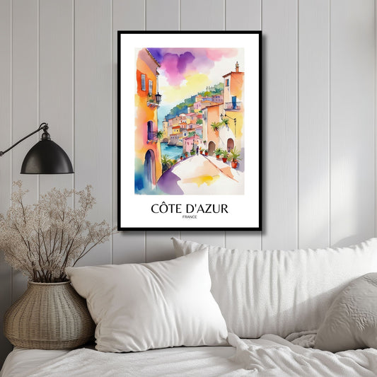 Denne plakaten fanger den fargerike og idylliske atmosfæren fra Côte d'Azur, med vakker kystby, livlige fasader og det krystallklare Middelhavet. Plakat er påført tekst Côte d'Azur. Illustrasjon viser plakat i sort ramme.