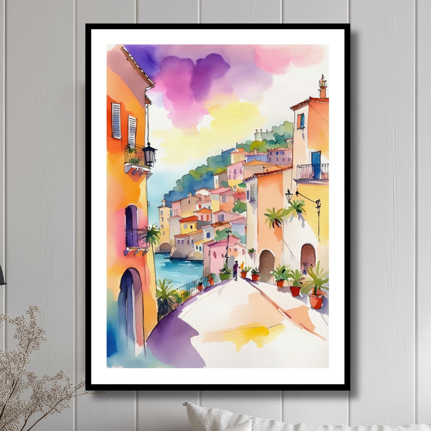 Denne plakaten fanger den fargerike og idylliske atmosfæren fra Côte d'Azur, med vakker kystby, livlige fasader og det krystallklare Middelhavet. Illustrasjon viser plakat i sort ramme.