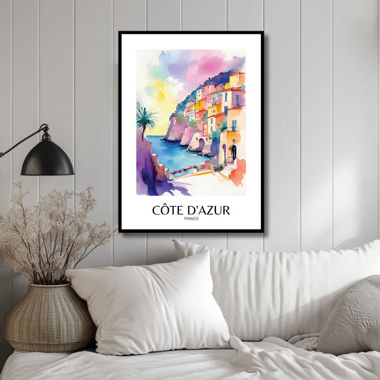 Denne plakaten fanger den fargerike og idylliske atmosfæren fra Côte d'Azur, med vakker kystby, livlige fasader og det krystallklare Middelhavet. Plakat er påført tekst Côte d'Azur. Illustrasjon viser plakat i sort ramme.