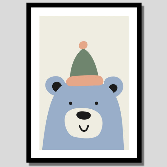 Cartoon Animal. Grafisk plakat for barnerommet. Lys blå bjørn med topplue på beige bakgrunn. Illustrasjon av plakat med hvit kant rundt i sort ramme.