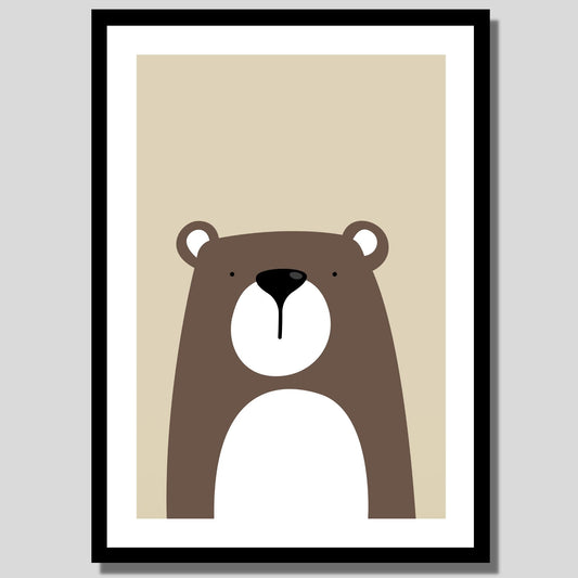 Cartoon Animal. Grafisk plakat for barnerommet. Brun bjørn på beige bakgrunn. Illustrasjon av plakat med hvit kant rundt i sort ramme.