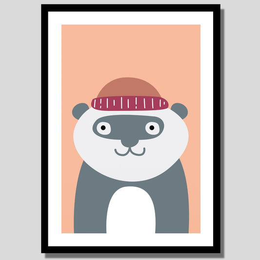 Cartoon Animal. Grafisk plakat for barnerommet. Grå brillebjørn med lue, på oransje bakgrunn.Illustrasjon av plakat med hvit kant rundt i sort ramme.