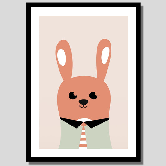 Cartoon Animal. Grafisk plakat for barnerommet. Oransje kanin på beige bakgrunn. Illustrasjon av plakat med hvit kant rundt i sort ramme.