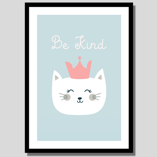Cartoon Animal. Grafisk plakat for barnerommet. Hvit katt med krone på hode, på lys blå bakgrunn. Illustrasjon av plakat med hvit kant rundt i sort ramme.