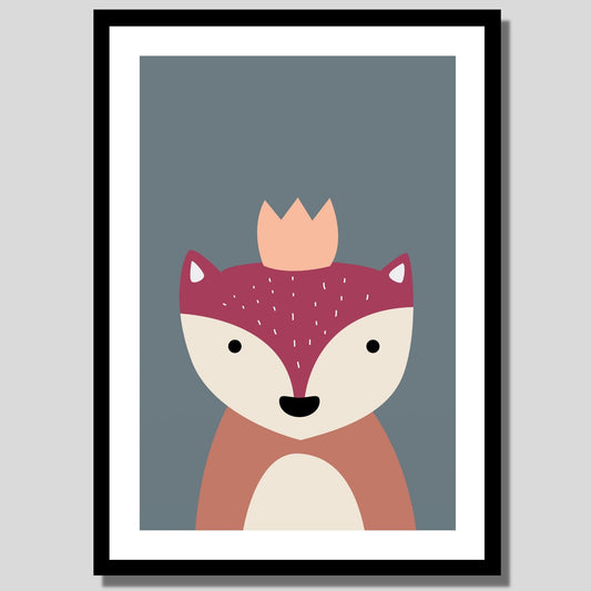 Cartoon Animal. Grafisk plakat for barnerommet. Oransje og rustbrun rev med krone, på grå bakgrunn. llustrasjon av plakat med hvit kant rundt i sort ramme.