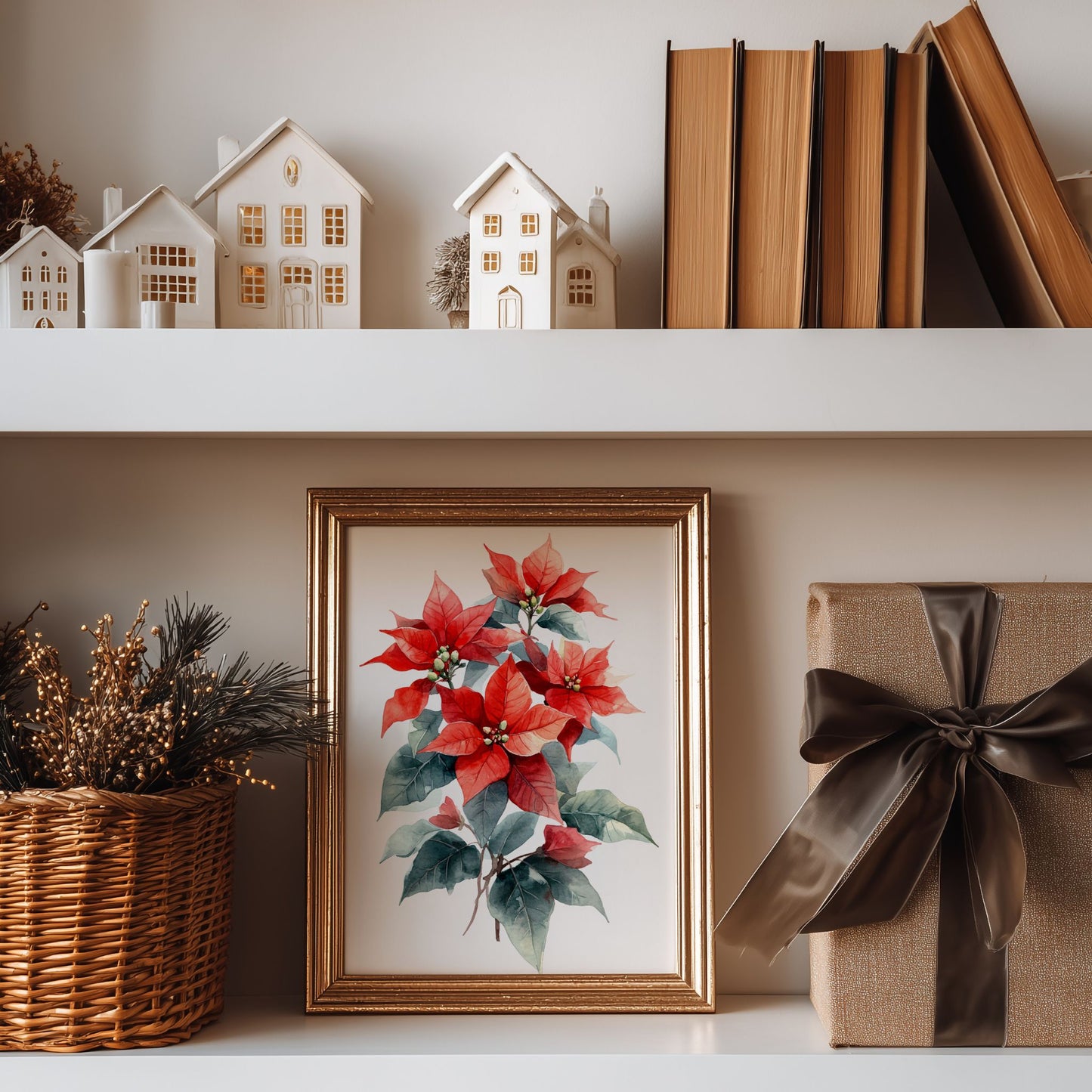 Et elegant akvarellmotiv av julestjerner i varme røde og grønne nyanser. Et tidløst og rent design som bringer naturens skjønnhet inn i julehjemmet. Illustrasjon viser plakat i en liten ramme på en hylle.