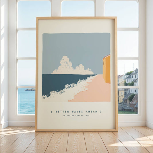 Coastline Dreams No10 – Plakat
Skyer driver over horisonten mens bølgene møter land. Et lite hus ved strandpromenaden gir dybde til bildet med teksten "Better waves ahead. Illustrasjon viser plakat i eik ramme.