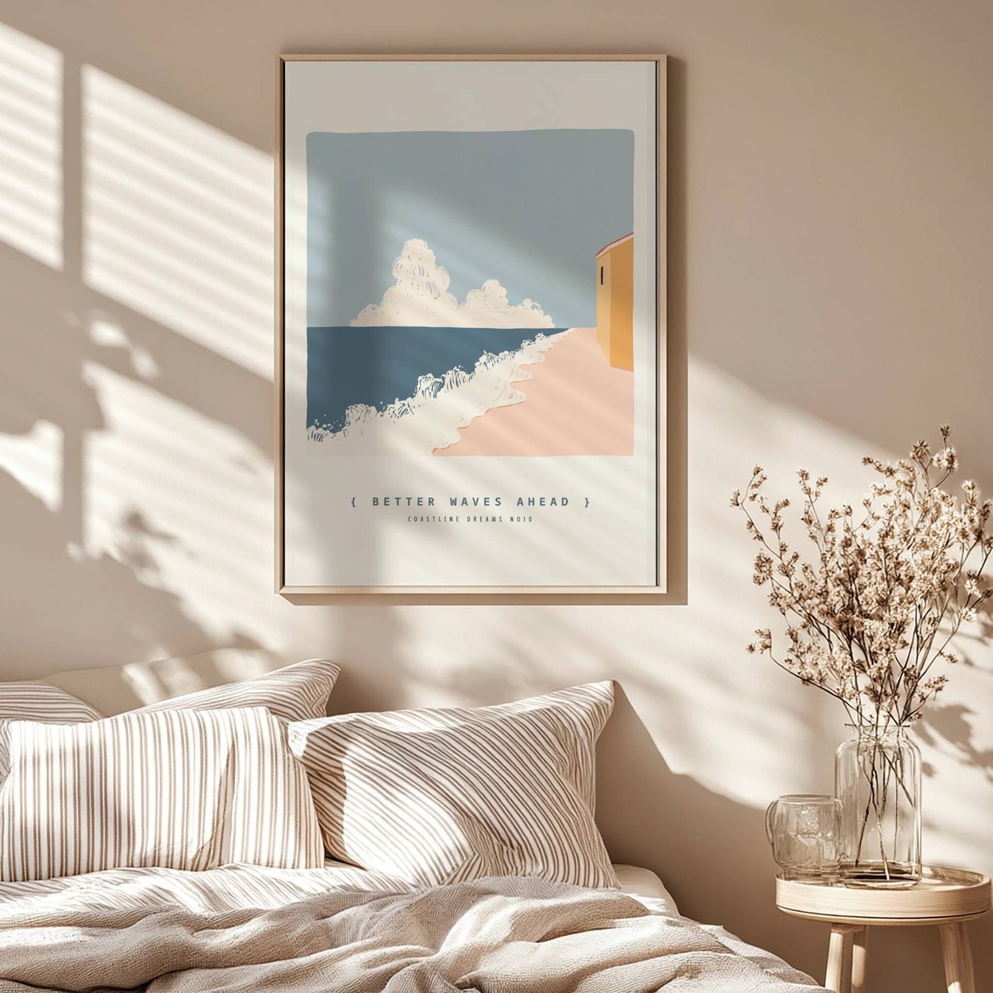 Coastline Dreams No10 – Plakat
Skyer driver over horisonten mens bølgene møter land. Et lite hus ved strandpromenaden gir dybde til bildet med teksten "Better waves ahead. Illustrasjon viser plakat i eik ramme.