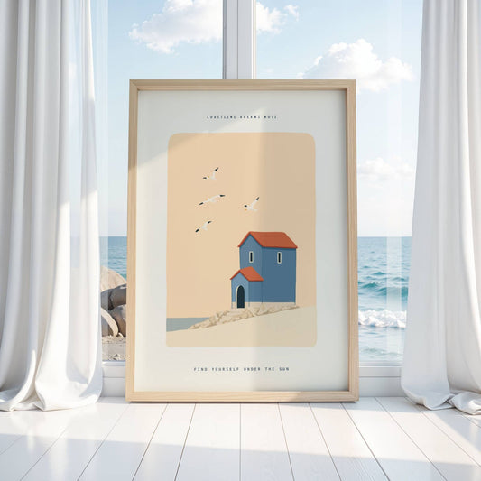 Coastline Dreams No12 – Plakat
Et blått hus med rødt tak hviler mot strandens sand og klipper, mens måker svever over. En stilren og solvarm plakat med feriefølelse. Illustrasjon viser plakat i eik ramme.