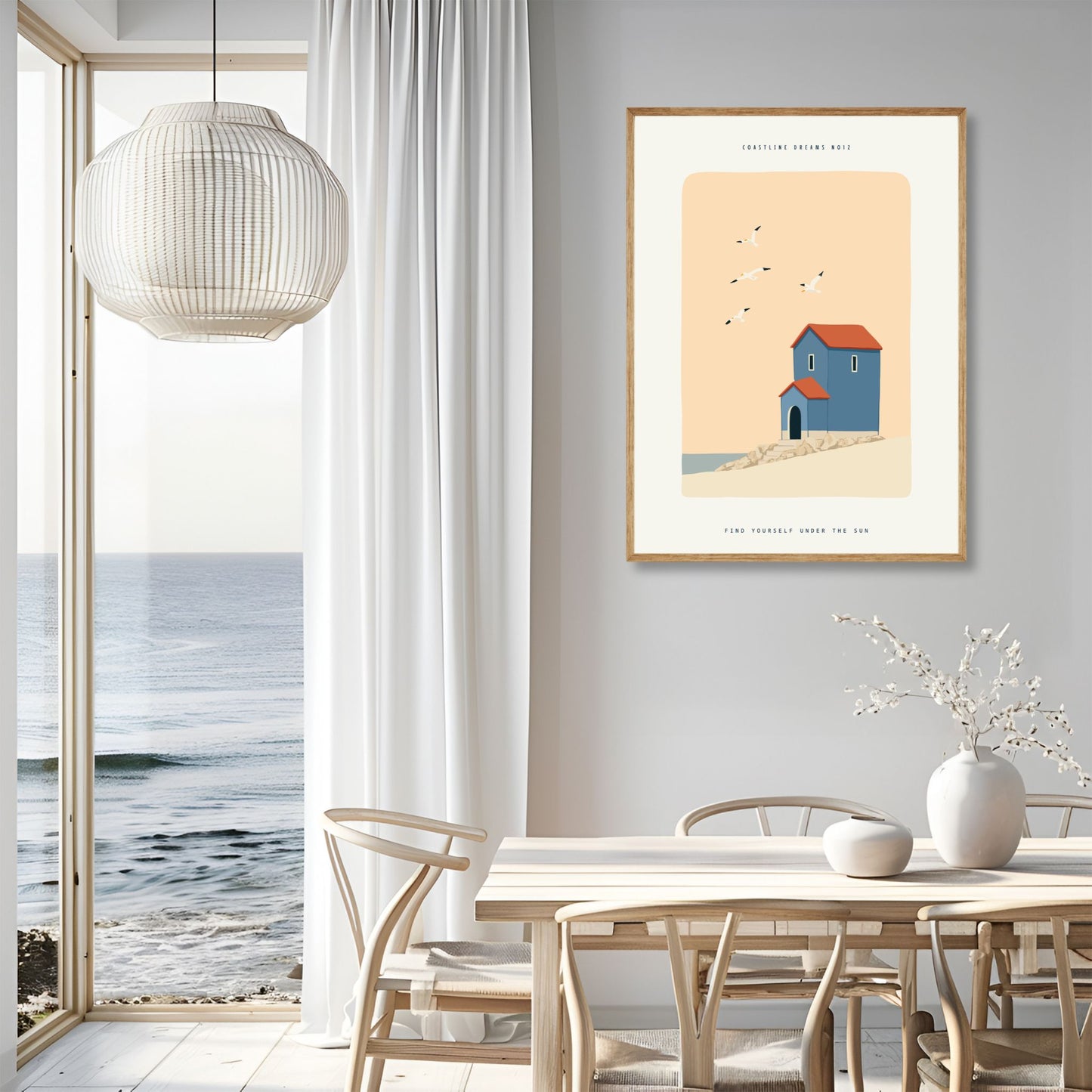Coastline Dreams No12 – Plakat
Et blått hus med rødt tak hviler mot strandens sand og klipper, mens måker svever over. En stilren og solvarm plakat med feriefølelse. Illustrasjon viser plakat i eik ramme.