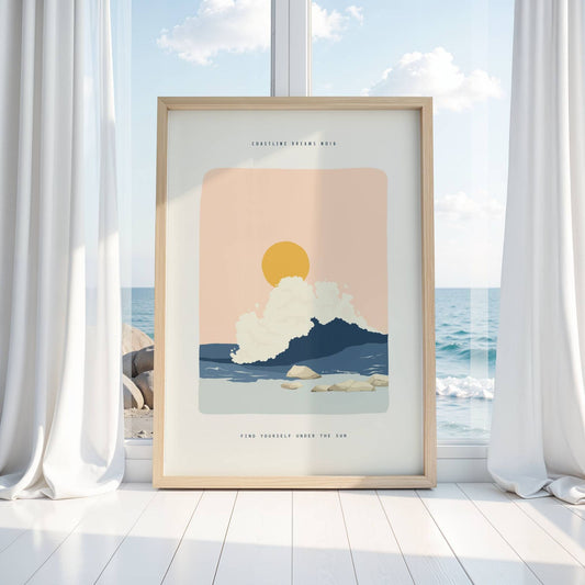 Coastline Dreams No16 – Plakat
Store bølger bryter mot steinene i solnedgangen. En dramatisk og samtidig fredelig komposisjon med tekst: Find yourself under the sun. Illustrasjon viser plakat i eik ramme.