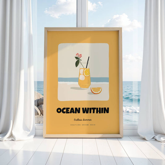 Coastline Dreams No20 – Plakat
Et glass iskald sitrusdrikk på strandkanten, pyntet med blomst og teksten Ocean Within – Endless Summer. Ren ferieglede. Illustrasjon viser plakat i eik ramme.