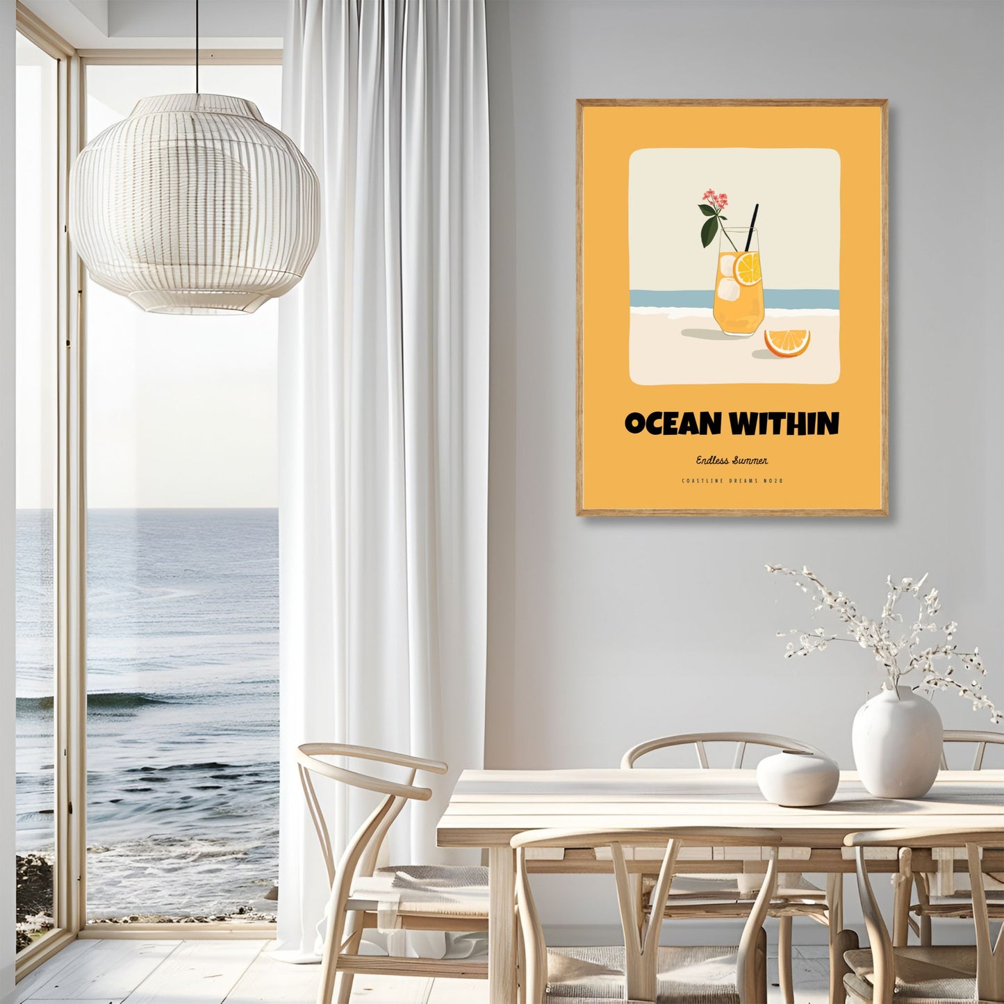 Coastline Dreams No20 – Plakat
Et glass iskald sitrusdrikk på strandkanten, pyntet med blomst og teksten Ocean Within – Endless Summer. Ren ferieglede. Illustrasjon viser plakat i eik ramme.