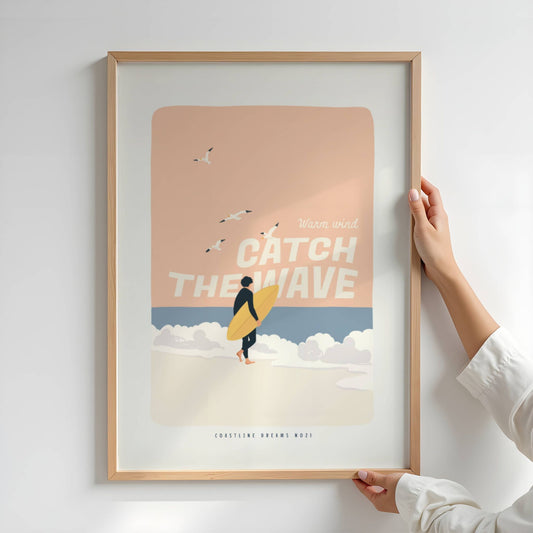 Coastline Dreams No21 – Plakat
En surfer med brett i hånden nærmer seg bølgene under teksten "Catch the wave – Warm wind". Et energisk og optimistisk strandmotiv i pastell. Illustrasjon viser plakat på i eik ramme.