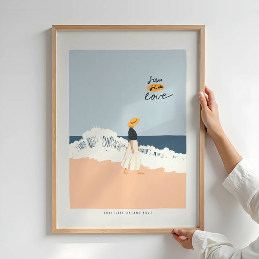 Coastline Dreams No22 – Plakat
Kvinne i solhatt vandrer barfot langs vannkanten mens bølgene slår inn. Teksten "sun sea love" understreker den varme følelsen av sommer og frihet. Illustrasjon viser plakat i eik ramme.