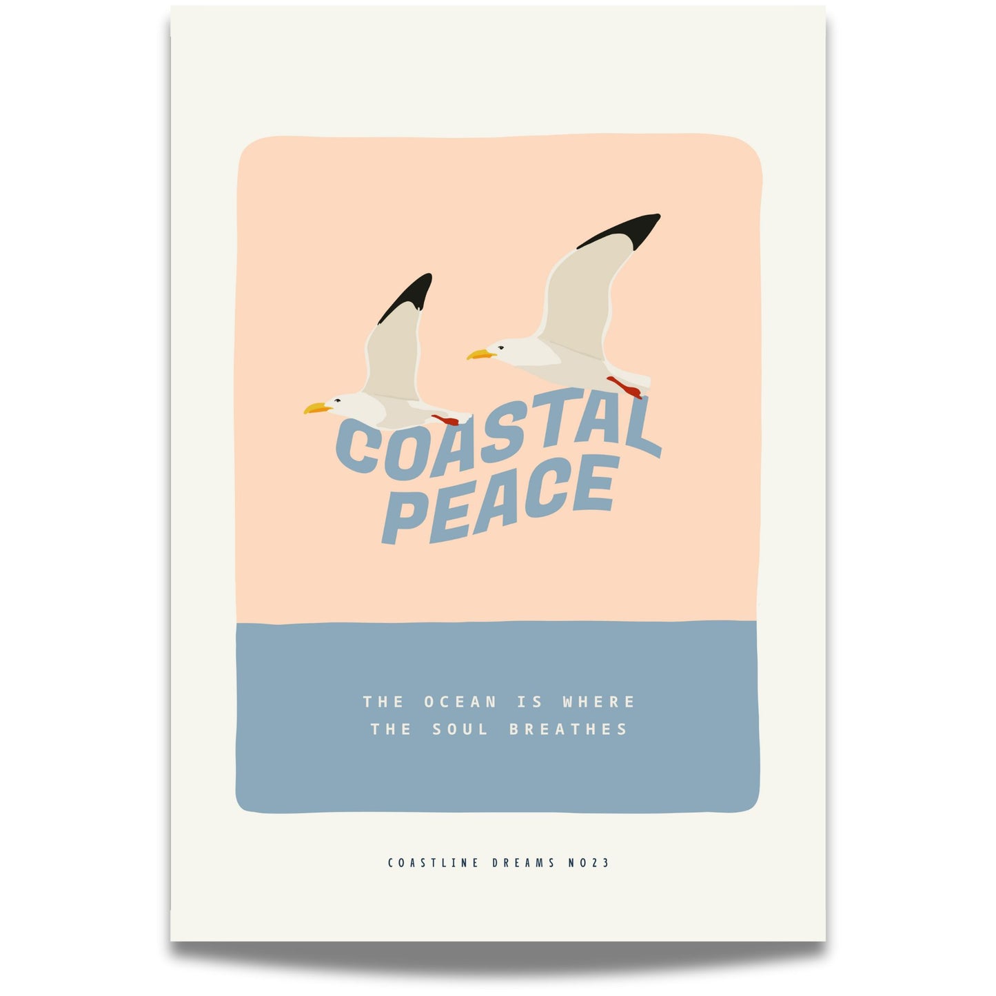 Coastline Dreams No23 – Plakat
To måker i flukt over havet med teksten Coastal Peace og The ocean is where the soul breathes. En ren og beroligende plakat med maritim ro.