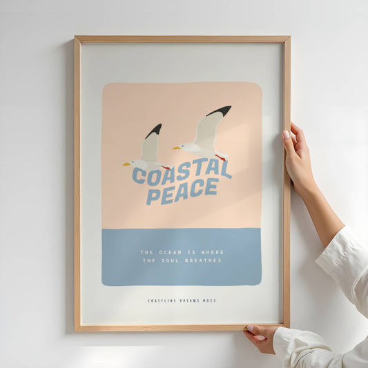 Coastline Dreams No23 – Plakat
To måker i flukt over havet med teksten Coastal Peace og The ocean is where the soul breathes. En ren og beroligende plakat med maritim ro. Illustrasjon viser plakat i eik ramme.