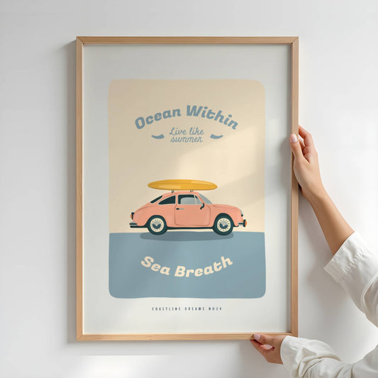 Coastline Dreams No24 – Plakat
Retro bil med surfebrett på taket og teksten Ocean Within – Live like summer – Sea Breath. Et lekent og nostalgisk motiv for den evige sommerdrømmeren. Illustrasjon viser plakat i eik ramme.