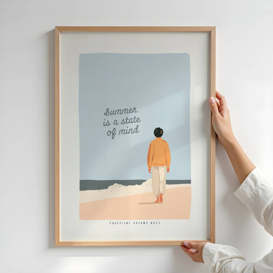 Coastline Dreams No25 – Plakat
En person går langs stranden under teksten "Summer is a state of mind". Et stemningsfullt motiv som hyller det enkle og nære. Illustrasjon viser plakat i eik ramme.