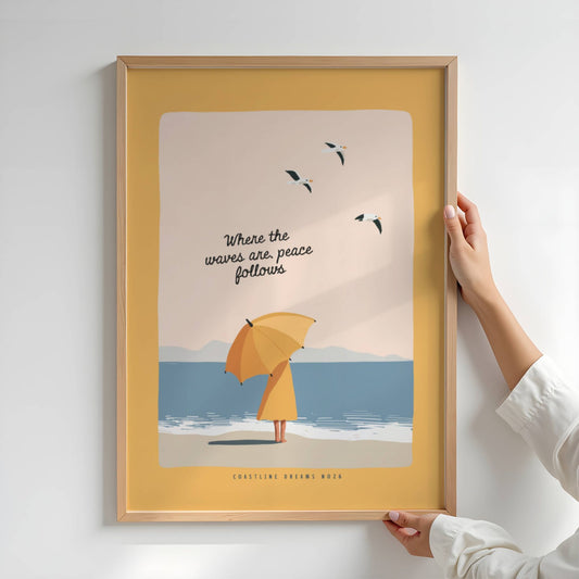 Coastline Dreams No26 – Plakat
En kvinne med paraply står barfot i strandkanten under teksten "Where the waves are, peace follows". En stille hyllest til ro og kystliv. Illustrasjon viser plakat i eik ramme.