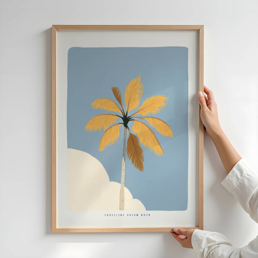 Coastline Dreams No28 – Plakat
En høy palme strekker seg mot blå himmel. Et stilrent motiv med tropisk stemning og sommerlig fargespill. Illustrasjon viser plakat i eik ramme.