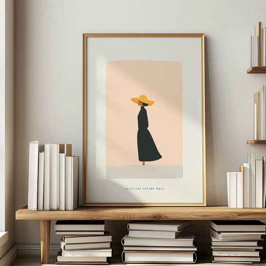 Coastline Dreams No32 – Plakat
Kvinne i sort kjole og gul solhatt mot en rolig, ferskenfarget bakgrunn. Et elegant og stilrent strandmotiv med minimalistisk uttrykk. Illustrasjon viser plakat i eik ramme.
