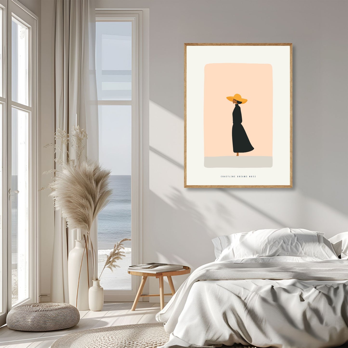 Coastline Dreams No32 – Plakat
Kvinne i sort kjole og gul solhatt mot en rolig, ferskenfarget bakgrunn. Et elegant og stilrent strandmotiv med minimalistisk uttrykk. Illustrasjon viser plakat i eik ramme.