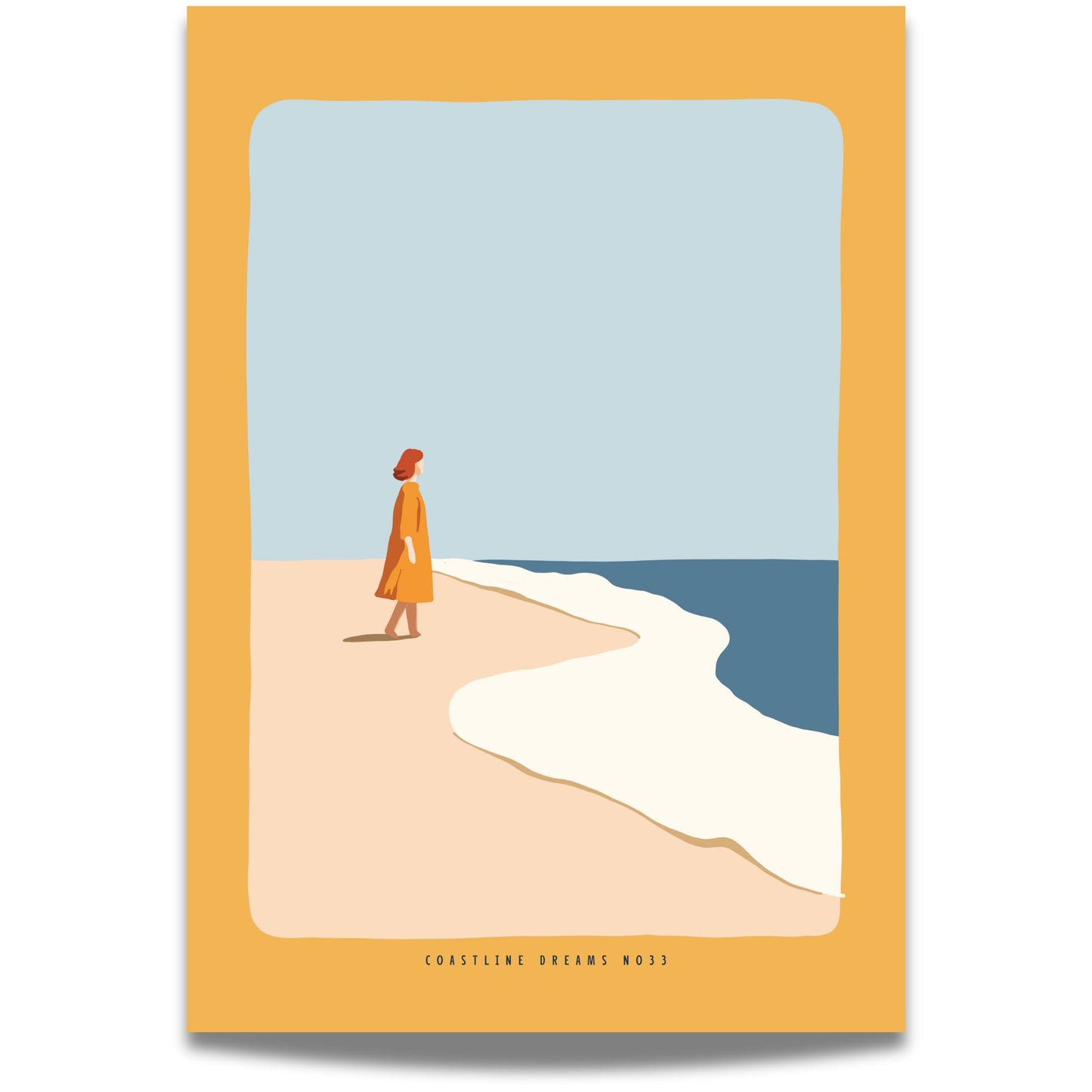 Coastline Dreams No33 – Plakat
En kvinne i varm gyllen kjole går langs stranden. Et rolig og avbalansert motiv i duse farger og med fokus på stillhet og bevegelse.