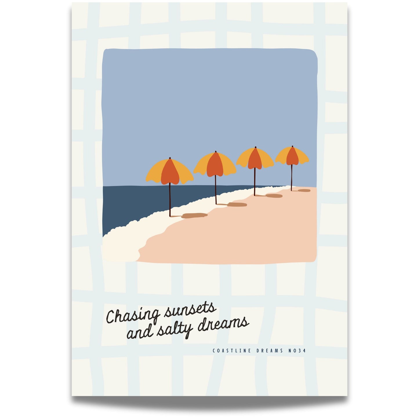Coastline Dreams No34 – Plakat
Fire oransje parasoller står på rekke langs en strand i solskinn. Teksten "Chasing sunsets and salty dreams" setter stemningen for late dager.