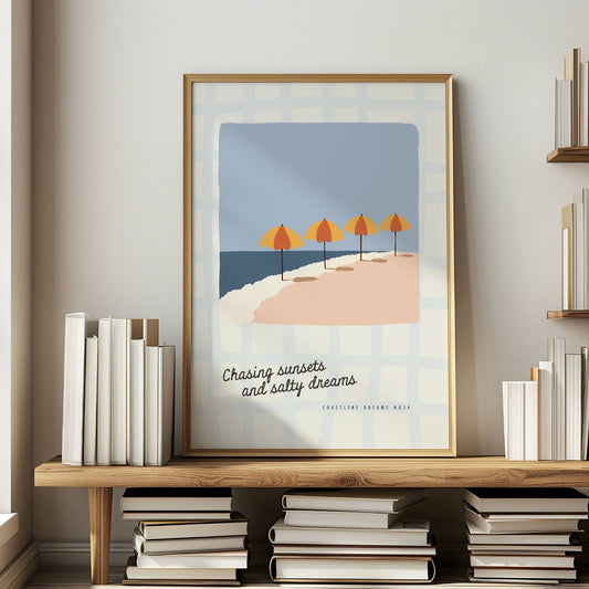 Coastline Dreams No34 – Plakat
Fire oransje parasoller står på rekke langs en strand i solskinn. Teksten "Chasing sunsets and salty dreams" setter stemningen for late dager. Illustrasjon viser plakat i eik ramme.