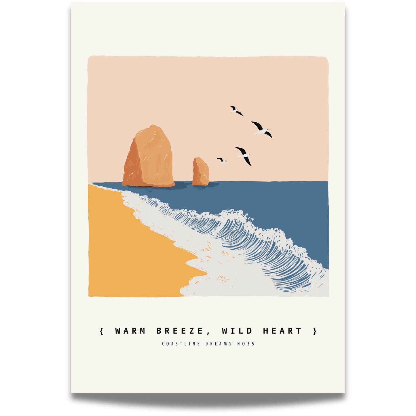 Coastline Dreams No35 – Plakat
Bølger slår mot stranden med klipper og måker i bakgrunnen. Teksten "Warm breeze, wild heart" gir motivet en fri og eventyrlig stemning.