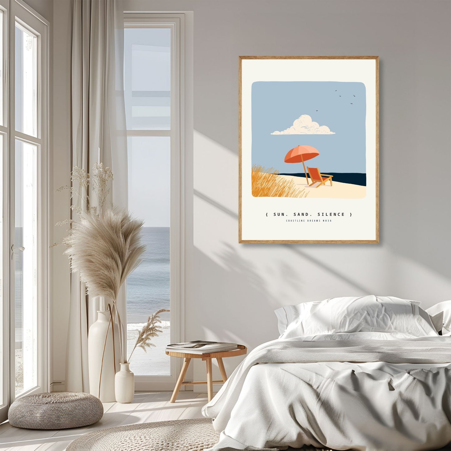 Coastline Dreams No36 – Plakat
En strandstol og parasoll vendt mot havet, omgitt av strandgress og blå himmel. Teksten "Sun. Sand. Silence." setter tonen for stille dager i solen. Illustrasjon viser plakat i eik ramme.