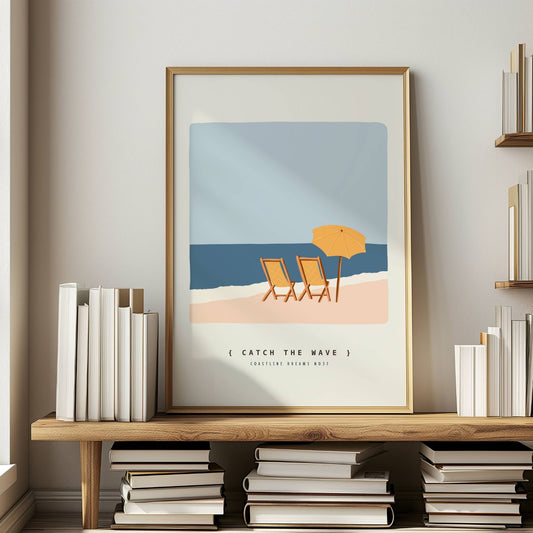 Coastline Dreams No37 – Plakat
To strandstoler under en gul parasoll på en fredelig strand. Teksten "Catch the wave" gir motivet en avslappet og leken følelse. Illustrasjon viser plakat i eik r<mme.
