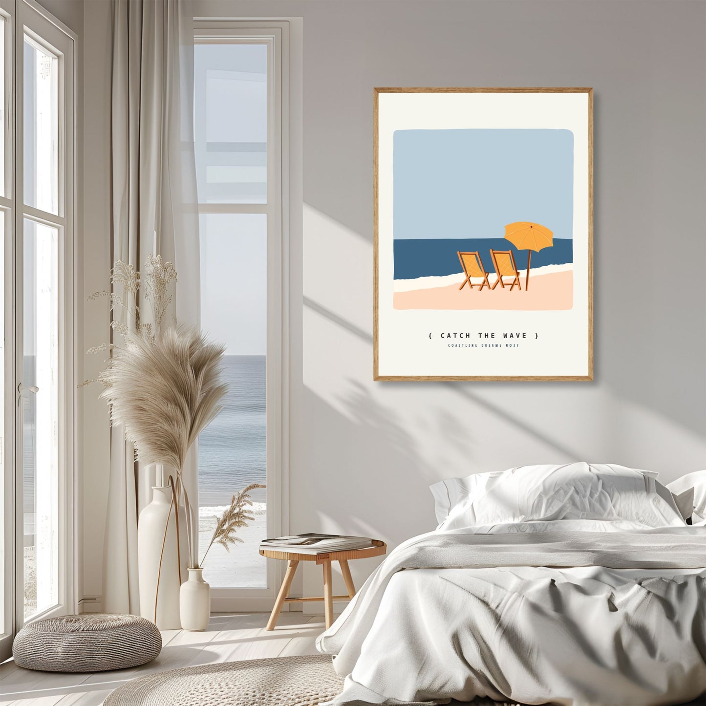 Coastline Dreams No37 – Plakat
To strandstoler under en gul parasoll på en fredelig strand. Teksten "Catch the wave" gir motivet en avslappet og leken følelse. Illustrasjon viser plakat i eik r<mme.