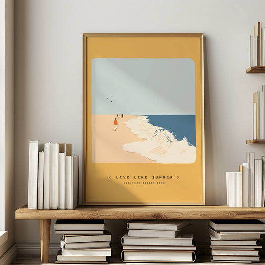 Coastline Dreams No38 – Plakat
Mennesker vandrer langs vannkanten mens bølgene slår inn. En varm plakat med teksten "Live like summer" – sommerlivet fanget i bevegelse. Illustrasjon viser plakat i eik ramme.
