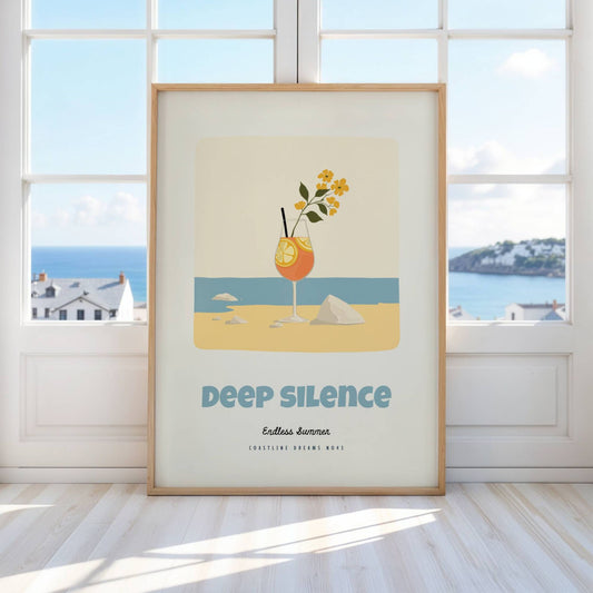 Coastline Dreams No43 – Plakat
Et friskt sommerglass med sitrus og blomster mot en stille kyst. Teksten Deep Silence – Endless Summer gir motivet et poetisk preg. Illustrasjon viser plakat i eik ramme.