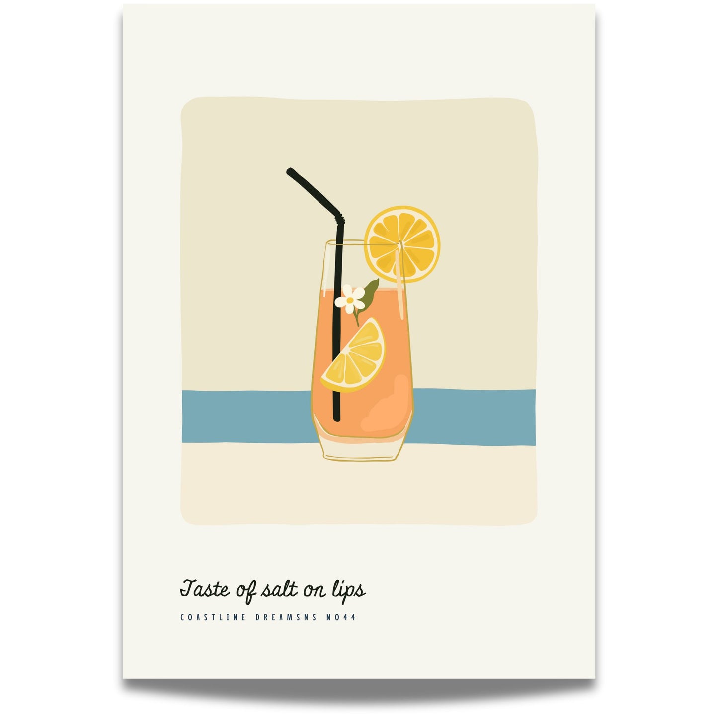Coastline Dreams No44 – Plakat
Et minimalistisk glass med appelsinskiver og sugerør balansert mot havet. Teksten Taste of salt on lips setter smaken av sol og sjø.