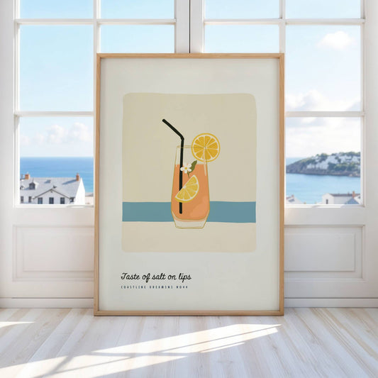 Coastline Dreams No44 – Plakat
Et minimalistisk glass med appelsinskiver og sugerør balansert mot havet. Teksten Taste of salt on lips setter smaken av sol og sjø. Illustrasjon viser plakat i eik ramme.