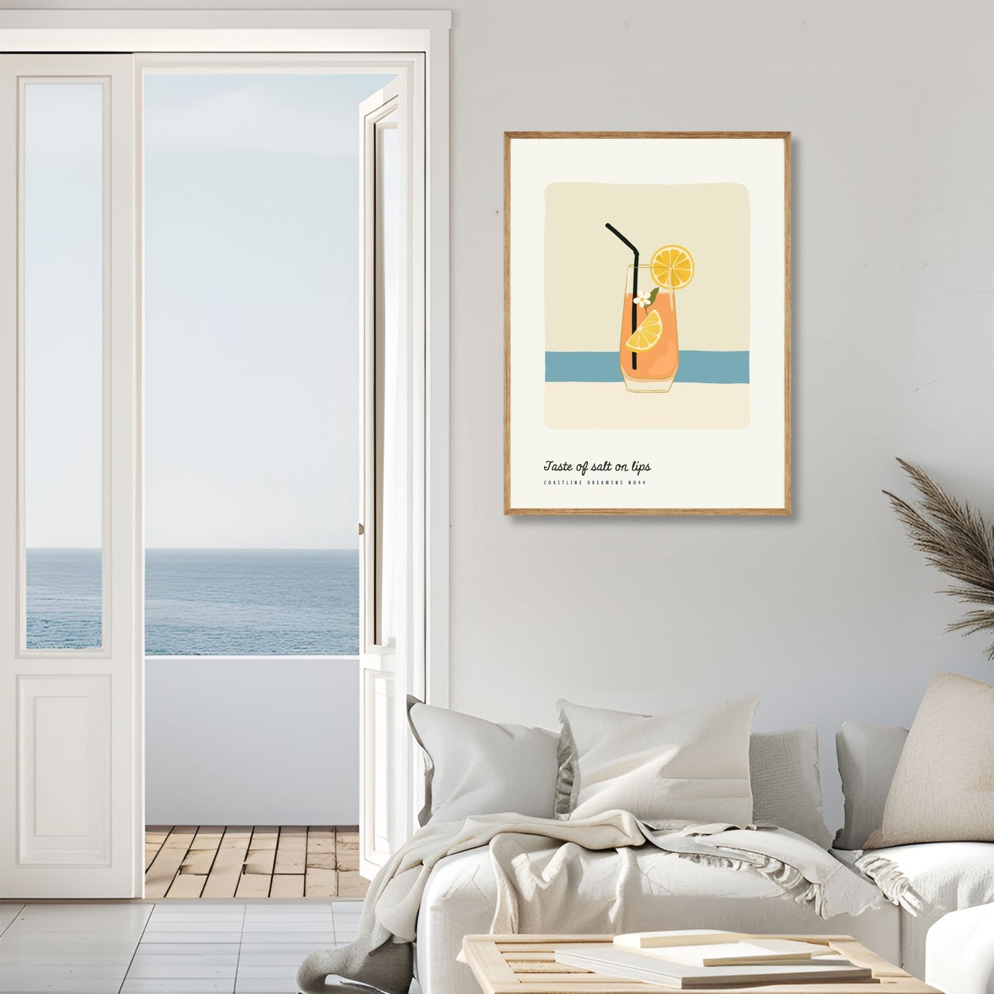 Coastline Dreams No44 – Plakat
Et minimalistisk glass med appelsinskiver og sugerør balansert mot havet. Teksten Taste of salt on lips setter smaken av sol og sjø. Illustrasjon viser plakat i eik ramme.