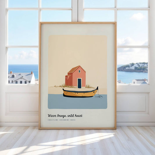Coastline Dreams No45 – Plakat
En oransje robåt og rødt strandhus danner en harmonisk scene med teksten Warm breeze, wild heart. Et motiv fylt med sommerlig ro og karakter. Illustrasjon viser plakat i eik ramme.