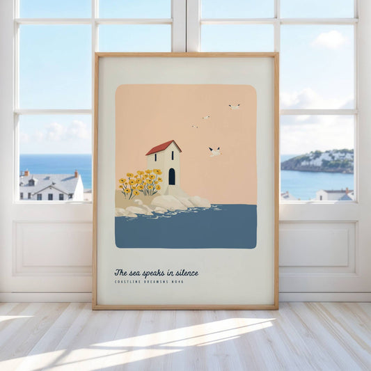 Coastline Dreams No46 – Plakat
Et lite kysthus med rød takstein og gule blomster ved sjøen, under teksten The sea speaks in silence. Et rolig og poetisk motiv med tidløs sommerfølelse. Illustrasjon viser plakat i eik ramme.