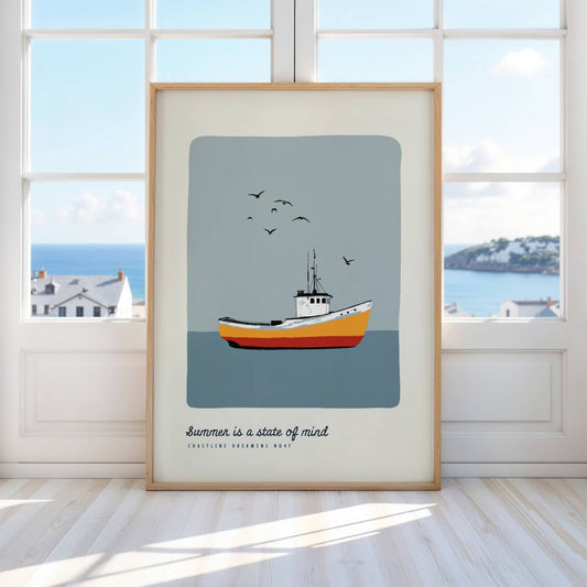 Coastline Dreams No47 – Plakat
En oransje fiskebåt glir over stille vann, omgitt av måker og teksten Summer is a state of mind. Et klassisk maritimt motiv med vintage preg. Illustrasjon viser plakat i eik ramme.