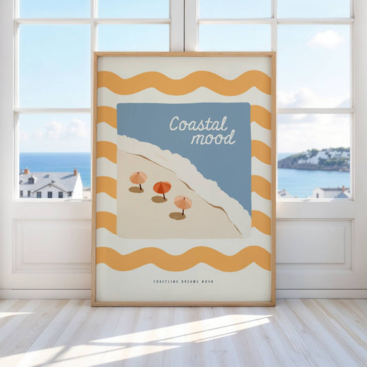 Coastline Dreams No48 – Plakat
Tre parasoller på en bølgende strand med teksten Coastal mood. Grafiske linjer og lyse farger gir plakaten et leken og dekorativt uttrykk. Illustrasjon viser plakat i eik ramme.