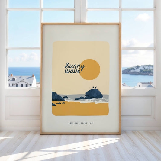 Coastline Dreams No49 – Plakat
Steiner og sjøfugl i silhuett mot en varm, gyllen sol. Teksten Sunny wave gjør dette til et drømmende kveldsbilde med minimalistisk stemning. Illustrasjon viser plakat i eik ramme.