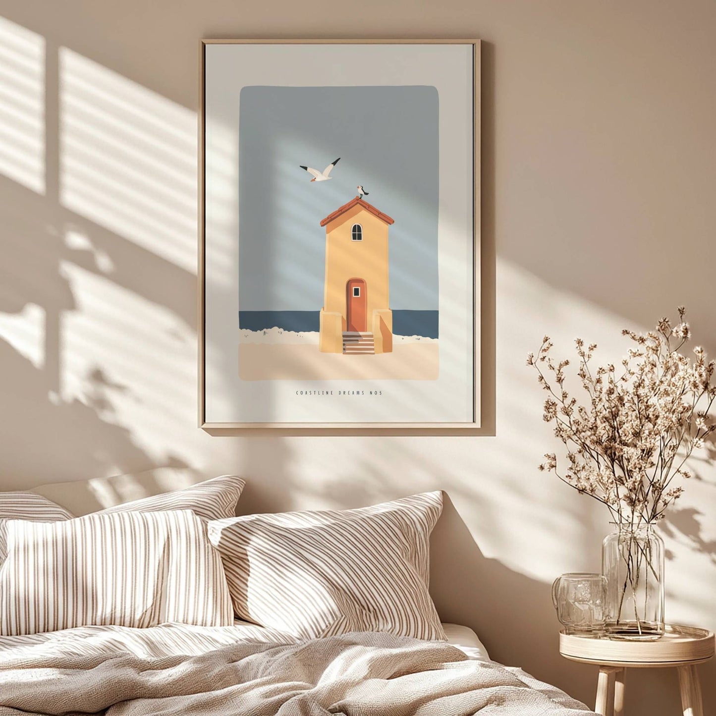 Coastline Dreams No5 – Plakat
Et lite kysthus mot havet og himmelen. Måker i bevegelse gir plakaten liv og sommerlig bevegelse. Illustrasjon viser plakat i eik ramme.