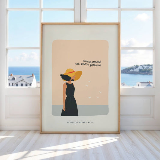 Coastline Dreams No51 – Plakat
En kvinne i sort kjole og gul solhatt står vendt mot havet under teksten Where waves are, peace follows. Et elegant og drømmende portrett med rolig strandstemning. Illustrasjon viser plakat i eik ramme.