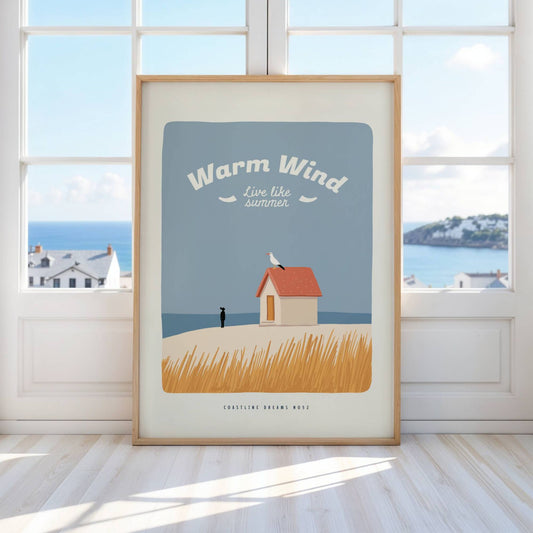 Coastline Dreams No52 – Plakat
Et lite hus ved kysten med måke på taket og teksten Warm Wind – Live like summer. Motivet formidler en sommerlig balanse mellom stillhet og liv. Illustrasjon viser plakat i eik ramme.